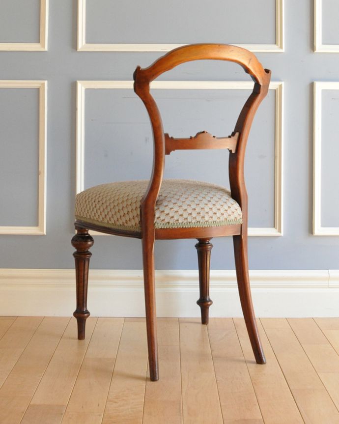 サロンチェア アンティーク チェア 優雅なシルエットのアンティークチェア、1900年代のイギリス輸入のバルーンバックチェア。アンティークらしく、流行を追わずに長く使えるデザイン。(k-1231-c)