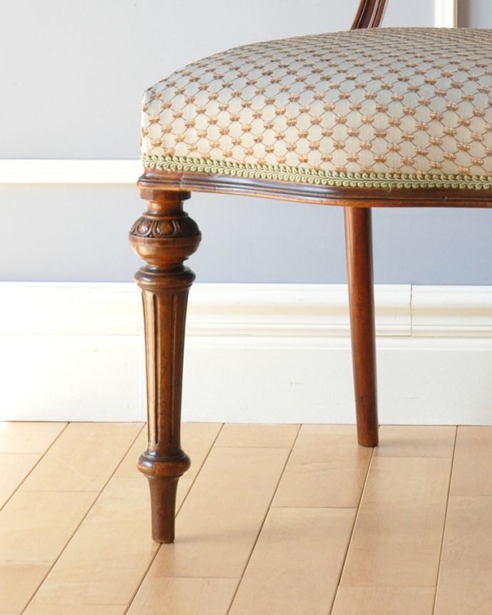 サロンチェア アンティーク チェア 優雅なシルエットのアンティークチェア、1900年代のイギリス輸入のバルーンバックチェア。メンテナンスをしっかりしているので、安心してお掛けください。(k-1231-c)