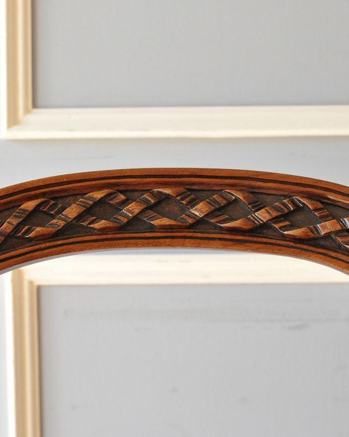 サロンチェア アンティーク チェア 優雅なシルエットのアンティークチェア、1900年代のイギリス輸入のバルーンバックチェア。中央に飾りが付いています。(k-1231-c)