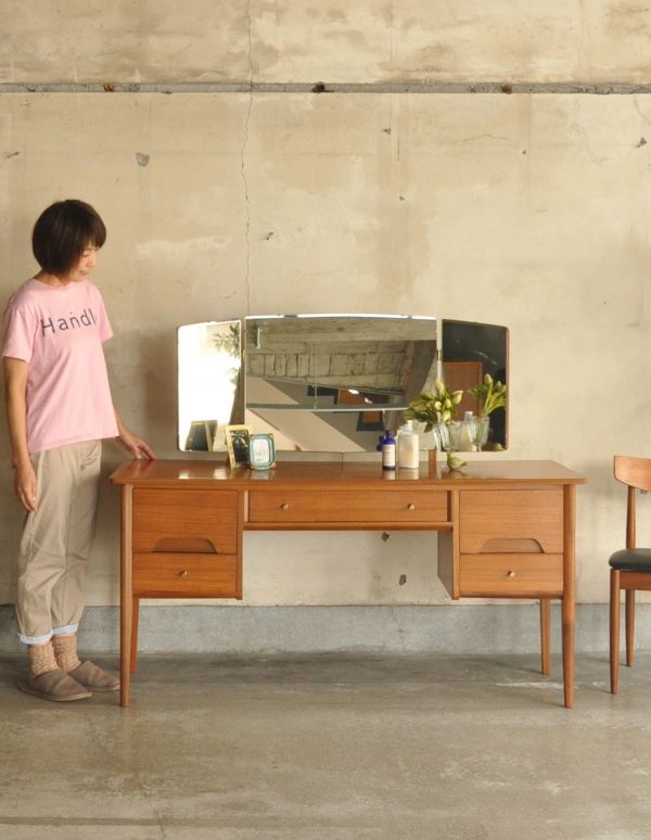 サイドバイサイド　アンティーク家具　北欧スタイルのヴィンテージ家具、三面鏡付きのドレッシングテーブル。３面鏡があれば、後姿もバッチリチェック出来ます。(k-1231-f)