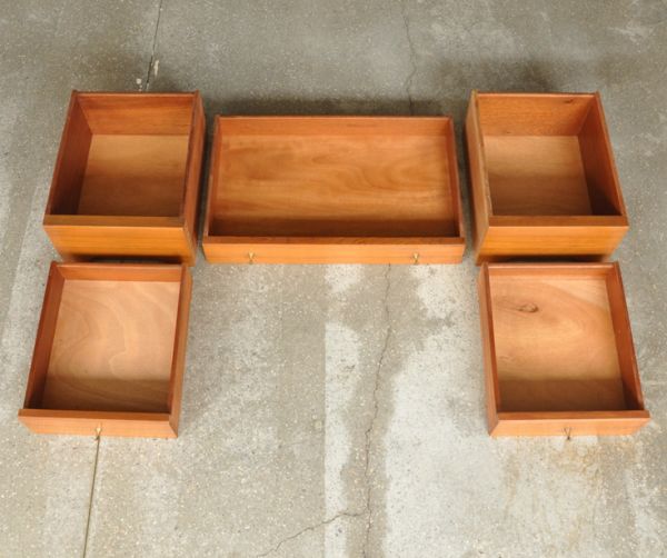 サイドバイサイド　アンティーク家具　北欧スタイルのヴィンテージ家具、三面鏡付きのドレッシングテーブル。引き出しは全部で5杯です。(k-1231-f)