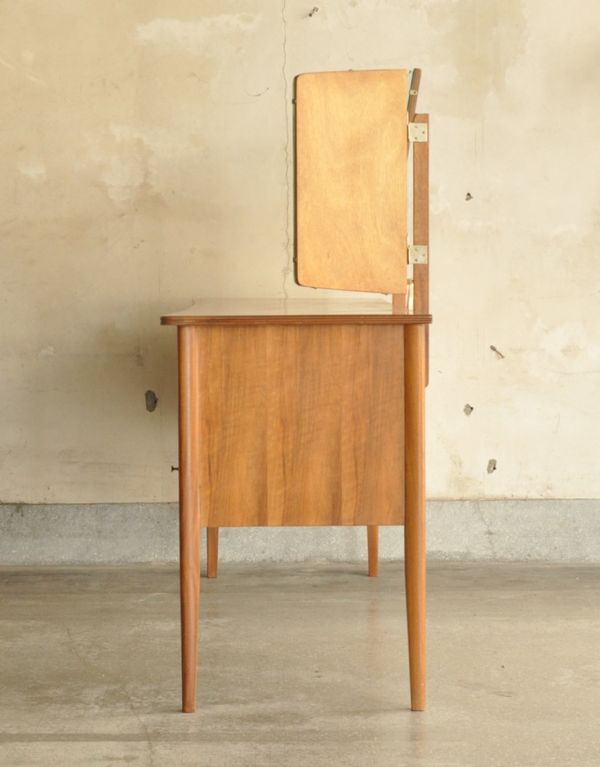 サイドバイサイド　アンティーク家具　北欧スタイルのヴィンテージ家具、三面鏡付きのドレッシングテーブル。サイドから見てもキレイな状態です。(k-1231-f)