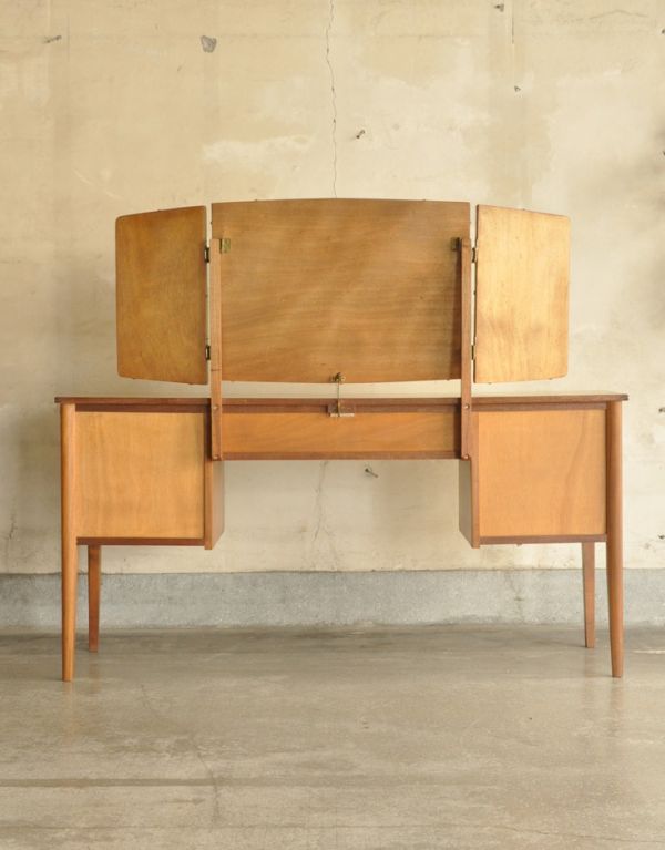 サイドバイサイド　アンティーク家具　北欧スタイルのヴィンテージ家具、三面鏡付きのドレッシングテーブル。キチンとメンテナンスしてあるので、裏側もキレイです。(k-1231-f)