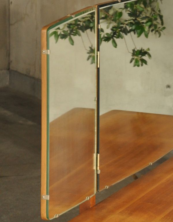 サイドバイサイド　アンティーク家具　北欧スタイルのヴィンテージ家具、三面鏡付きのドレッシングテーブル。ミラーもきれいな状態で見つかりました。(k-1231-f)