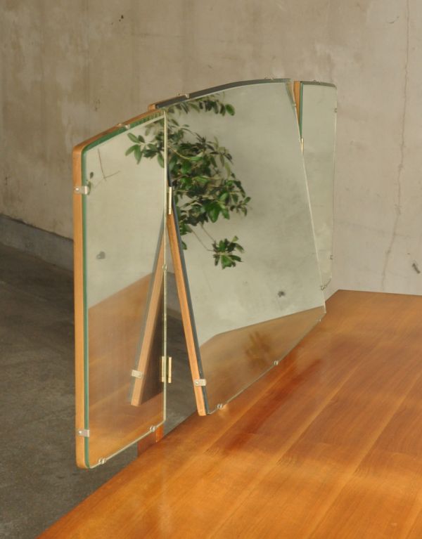 サイドバイサイド　アンティーク家具　北欧スタイルのヴィンテージ家具、三面鏡付きのドレッシングテーブル。中央のミラーは多少の角度調節ができます。(k-1231-f)