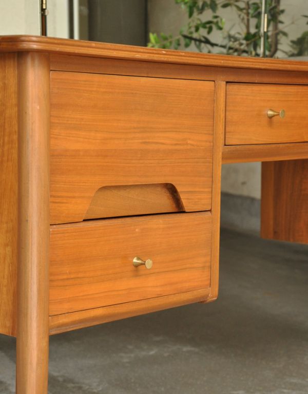 サイドバイサイド　アンティーク家具　北欧スタイルのヴィンテージ家具、三面鏡付きのドレッシングテーブル。下の段には小さな取っ手が付いています。(k-1231-f)