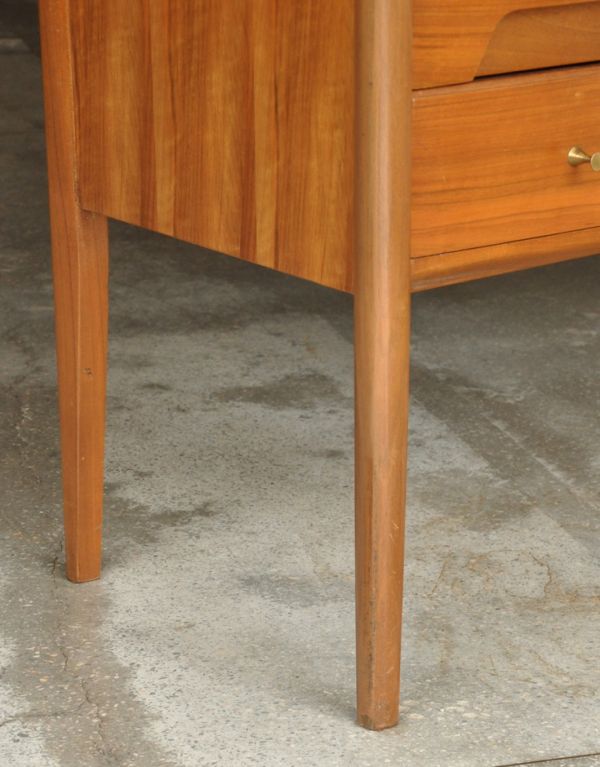 サイドバイサイド　アンティーク家具　北欧スタイルのヴィンテージ家具、三面鏡付きのドレッシングテーブル。脚はすっきりしたデザインです。(k-1231-f)