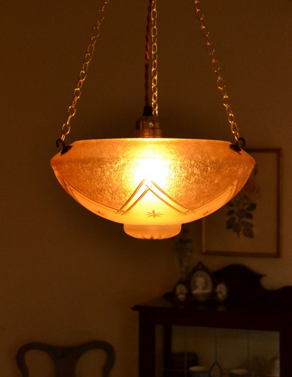 アンティークの照明 照明・ライティング イギリスから届いた貴重なアンティークハンギングボウル(照明)。とっても美しい照明の明かりでお部屋に安らぎをプラスしてくれます。(k-1231-z)