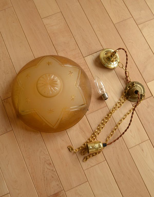 アンティークの照明 照明・ライティング イギリスから届いた貴重なアンティークハンギングボウル(照明)。ガラスシェード、コード、電球1個を全てセットでお届けするので、届いてすぐに取り付けられます。(k-1231-z)