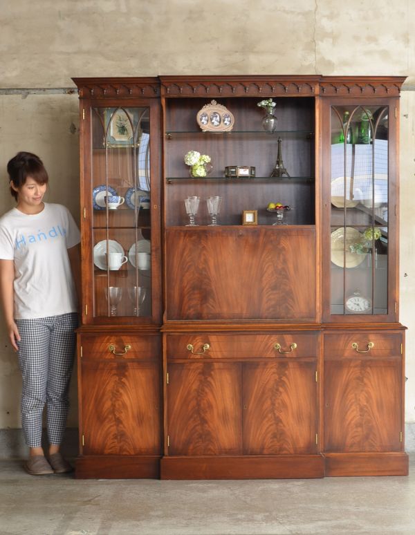 アンティークのキャビネット アンティーク家具 豪華なアンティーク家具、マホガニー材を使った美しいキャビネット(飾り棚)。アンティークらしい重厚感がかっこいい家具。(k-1232-f)