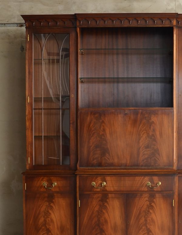 アンティークのキャビネット アンティーク家具 豪華なアンティーク家具、マホガニー材を使った美しいキャビネット(飾り棚)。細い木の装飾も見逃せません。(k-1232-f)