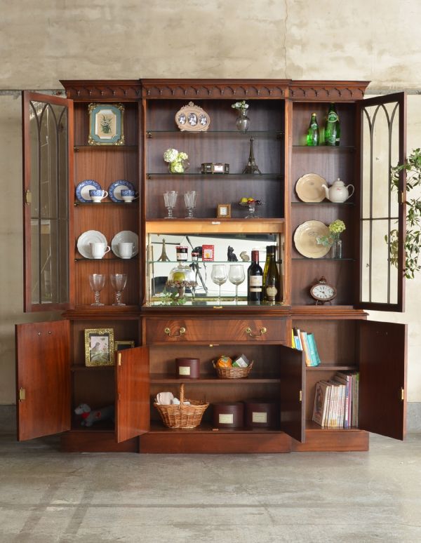 アンティークのキャビネット アンティーク家具 豪華なアンティーク家具、マホガニー材を使った美しいキャビネット(飾り棚)。お客様用のコーヒーカップや引き出物の大切な食器などを飾りながら収納してみましょう。(k-1232-f)