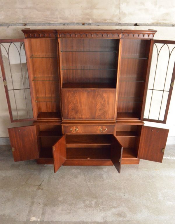 アンティークのキャビネット アンティーク家具 豪華なアンティーク家具、マホガニー材を使った美しいキャビネット(飾り棚)。中も美しい状態です。(k-1232-f)