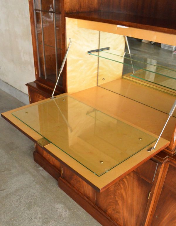 アンティークのキャビネット アンティーク家具 豪華なアンティーク家具、マホガニー材を使った美しいキャビネット(飾り棚)。扉をパタンと倒すと、ガラスが貼られたテーブルが出てきます。(k-1232-f)