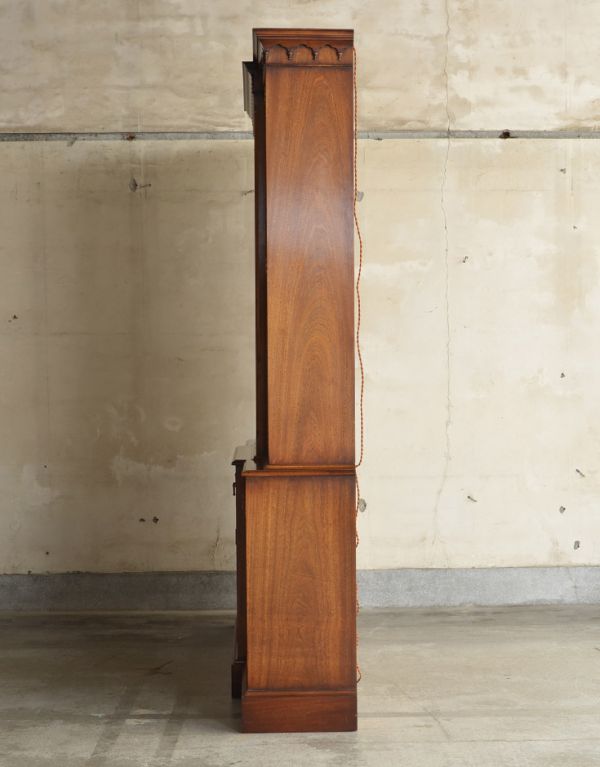 アンティークのキャビネット アンティーク家具 豪華なアンティーク家具、マホガニー材を使った美しいキャビネット(飾り棚)。奥行きが浅いので、横から見るととてもスッキリとしていて圧迫感がありません。(k-1232-f)