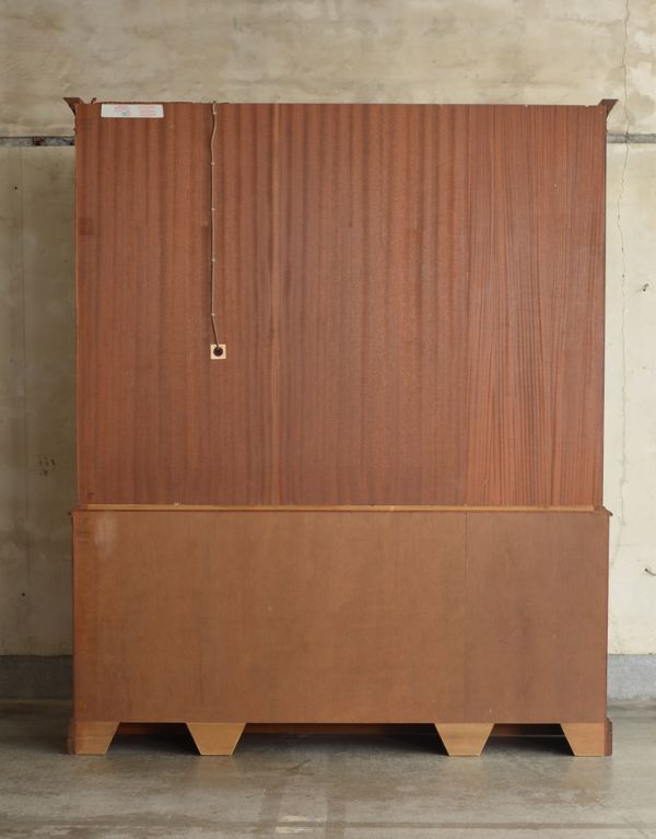 アンティークのキャビネット アンティーク家具 豪華なアンティーク家具、マホガニー材を使った美しいキャビネット(飾り棚)。キチンとメンテナンスしてあるので、裏側もキレイです。(k-1232-f)