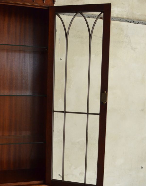 アンティークのキャビネット アンティーク家具 豪華なアンティーク家具、マホガニー材を使った美しいキャビネット(飾り棚)。ガラスもアンティークならでは。(k-1232-f)