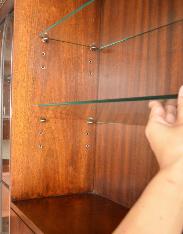 アンティークのキャビネット アンティーク家具 豪華なアンティーク家具、マホガニー材を使った美しいキャビネット(飾り棚)。※ガラスの棚板は全て可動します。(k-1232-f)