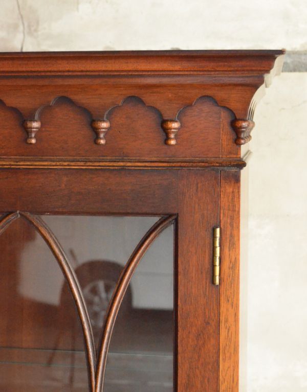 アンティークのキャビネット アンティーク家具 豪華なアンティーク家具、マホガニー材を使った美しいキャビネット(飾り棚)。繊細な装飾は見とれる程美しいです。(k-1232-f)