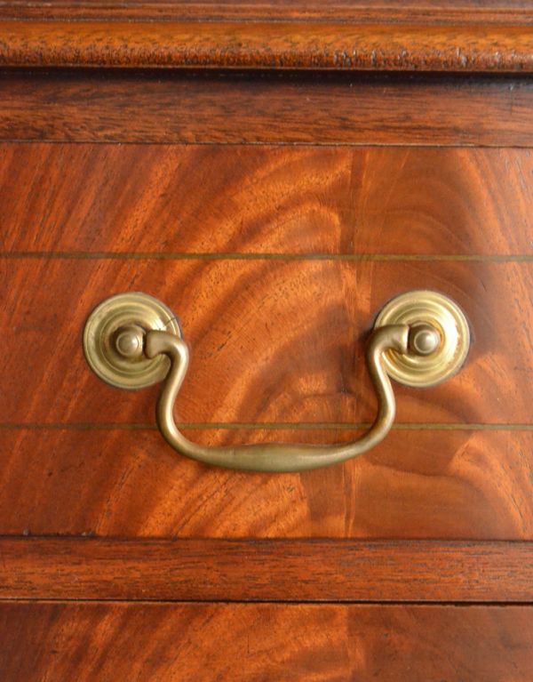 アンティークのキャビネット アンティーク家具 豪華なアンティーク家具、マホガニー材を使った美しいキャビネット(飾り棚)。引き出しの取っ手は味わいのあるゴールドです。(k-1232-f)