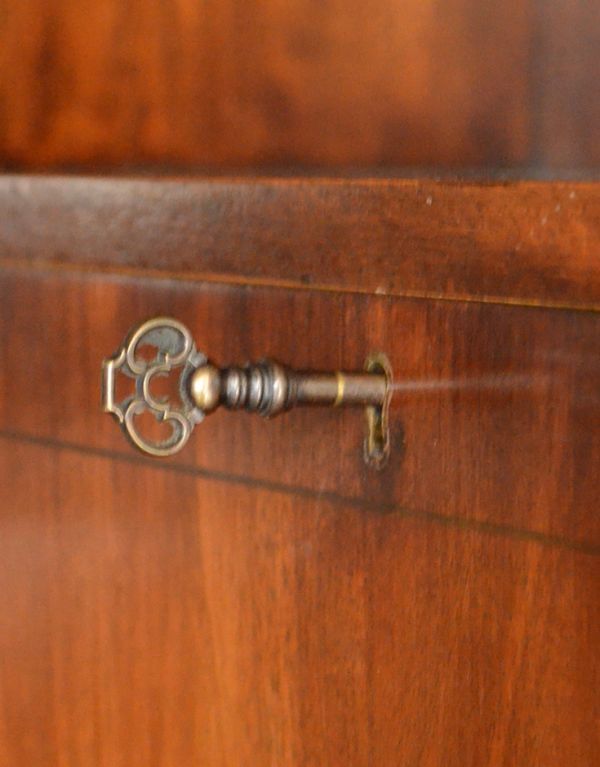 アンティークのキャビネット アンティーク家具 豪華なアンティーク家具、マホガニー材を使った美しいキャビネット(飾り棚)。鍵を引っ掛けて取っ手のようにして開閉してください。(k-1232-f)