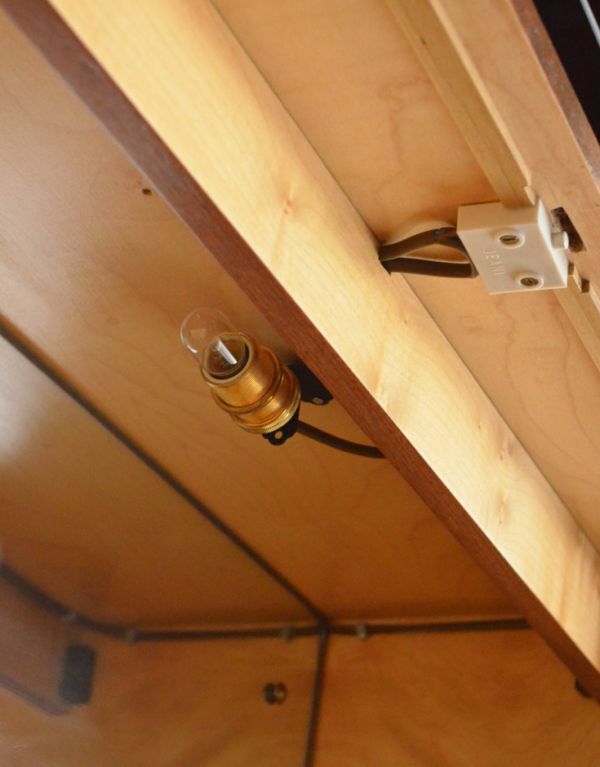 アンティークのキャビネット アンティーク家具 豪華なアンティーク家具、マホガニー材を使った美しいキャビネット(飾り棚)。オーバーホール済みなので安心してお使い頂けます。(k-1232-f)