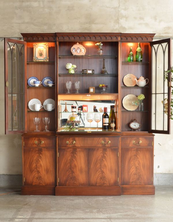 アンティークのキャビネット アンティーク家具 豪華なアンティーク家具、マホガニー材を使った美しいキャビネット(飾り棚)。なんと、明かりが灯ります。(k-1232-f)