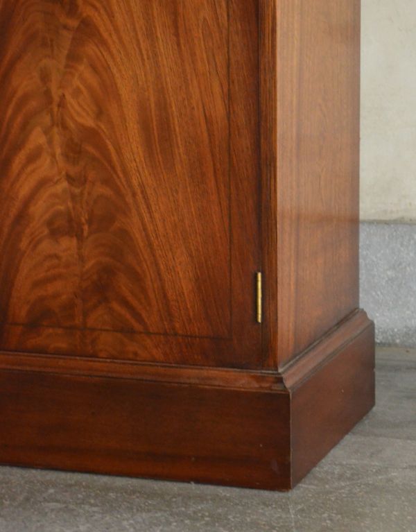 アンティークのキャビネット アンティーク家具 豪華なアンティーク家具、マホガニー材を使った美しいキャビネット(飾り棚)。きちんと支えます。(k-1232-f)