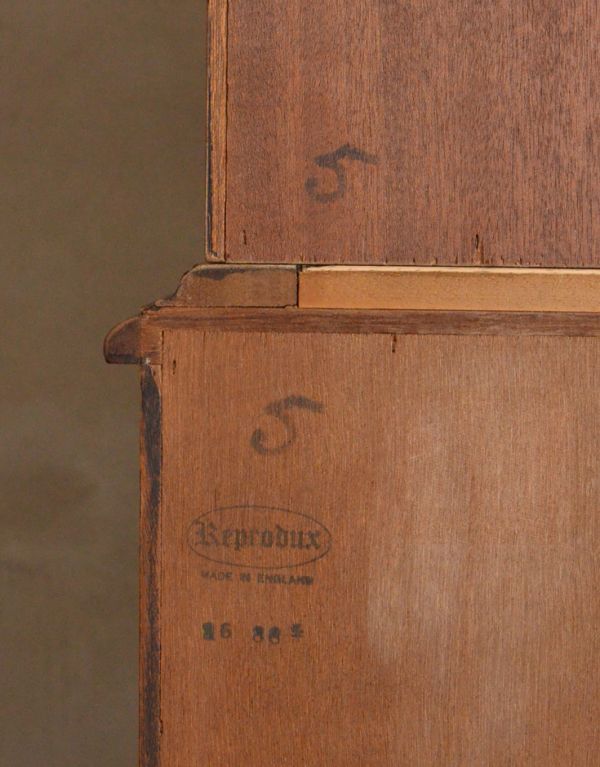 アンティークのキャビネット アンティーク家具 豪華なアンティーク家具、マホガニー材を使った美しいキャビネット(飾り棚)。裏側にはバックスタンプが残っていました。(k-1232-f)