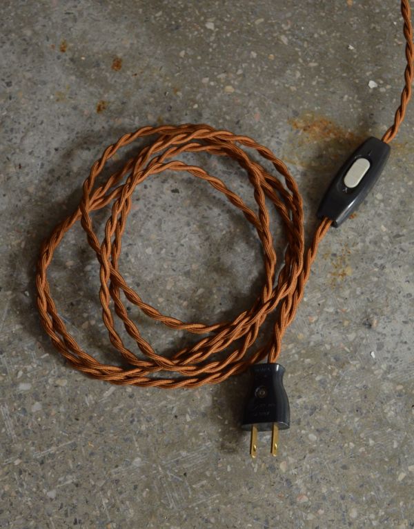 アンティークのキャビネット アンティーク家具 豪華なアンティーク家具、マホガニー材を使った美しいキャビネット(飾り棚)。ブラウンカラーのコードです。(k-1232-f)