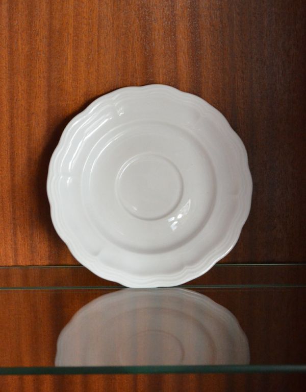 アンティークのキャビネット アンティーク家具 豪華なアンティーク家具、マホガニー材を使った美しいキャビネット(飾り棚)。左右のガラスの棚板にはプレート用の溝があります。(k-1232-f)