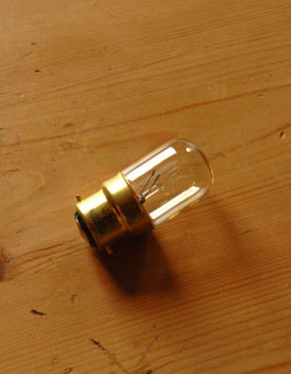 アンティークのキャビネット アンティーク家具 豪華なアンティーク家具、マホガニー材を使った美しいキャビネット(飾り棚)。電球は、国産球タイプを配送時に4ヶお付けしております。(k-1232-f)