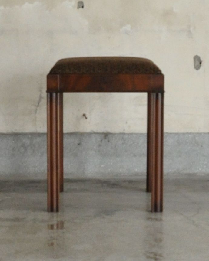 布座面　アンティーク チェア　大人っぽい英国スタイルの布張りチェア、マホガニー材のアンティークスツール。サイドから見るとこんな感じ。(k-1233-c)