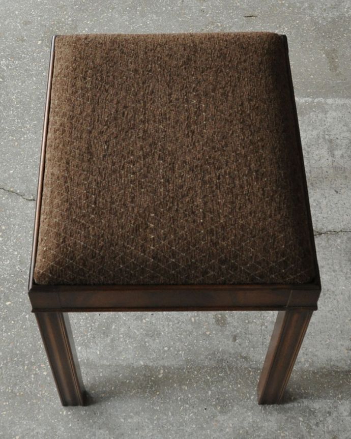 布座面　アンティーク チェア　大人っぽい英国スタイルの布張りチェア、マホガニー材のアンティークスツール。肌触りのいい布で色合いが上品で高級感があります。(k-1233-c)