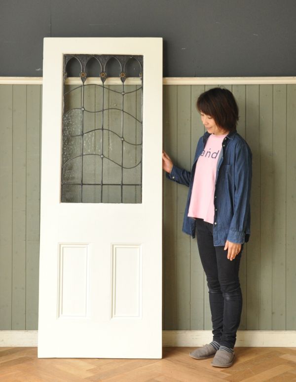 ドア・ゲート アンティーク家具 大きなステンドグラスの入ったペイントのアンティークドア、素敵なステンドグラスドア(建具)。海外らしい大きなドア!迫力がありますよ。(k-1233-f)