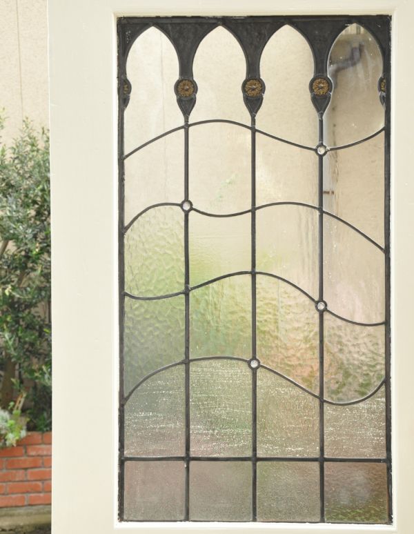 ドア・ゲート アンティーク家具 大きなステンドグラスの入ったペイントのアンティークドア、素敵なステンドグラスドア(建具)。光の当り具合によって模様が浮き出します。(k-1233-f)