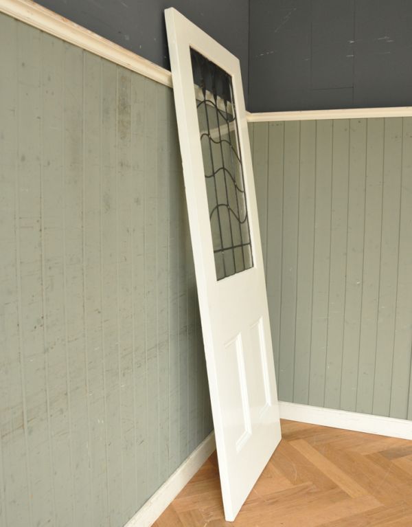 ドア・ゲート アンティーク家具 大きなステンドグラスの入ったペイントのアンティークドア、素敵なステンドグラスドア(建具)。厚みはこんな感じ。(k-1233-f)