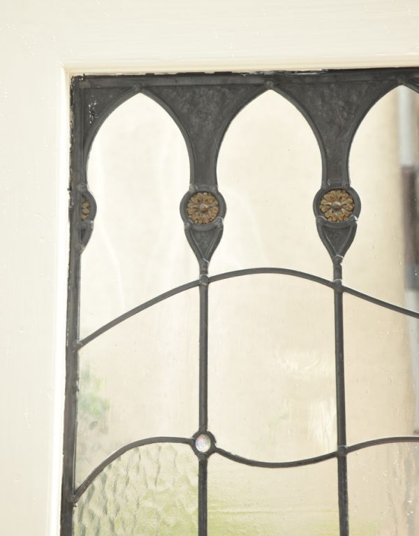 ドア・ゲート アンティーク家具 大きなステンドグラスの入ったペイントのアンティークドア、素敵なステンドグラスドア(建具)。当時のガラスが美しく残っていたことにも感動です!アンティークガラスの質感をお楽しみください。(k-1233-f)