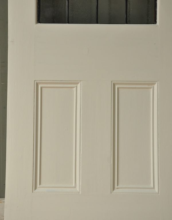 ドア・ゲート アンティーク家具 大きなステンドグラスの入ったペイントのアンティークドア、素敵なステンドグラスドア(建具)。縦に並んだ長方形のデザイン。(k-1233-f)