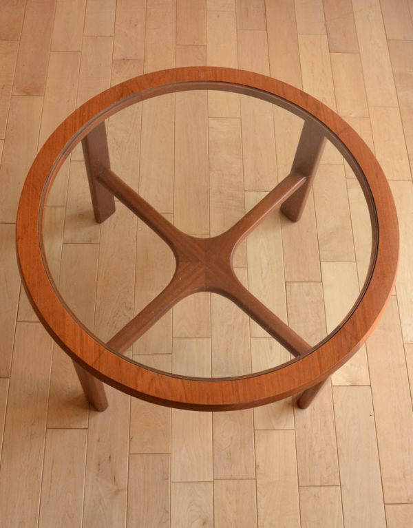 G-PLAN(Gプラン)　アンティーク家具　ビンテージのおしゃれな北欧家具、ガラス天板のコーヒーテーブル（Gプラン）。丸い天板です。(k-1234-f)