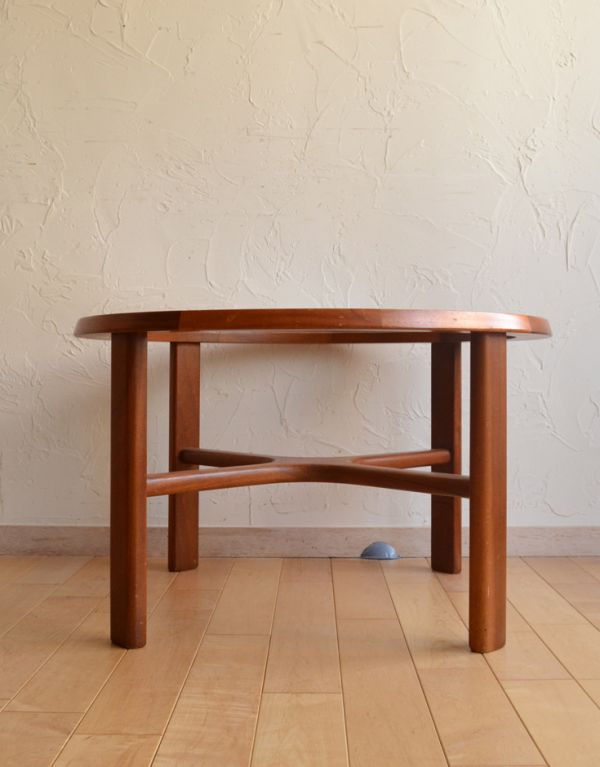 G-PLAN(Gプラン)　アンティーク家具　ビンテージのおしゃれな北欧家具、ガラス天板のコーヒーテーブル（Gプラン）。人気の北欧インテリアやシンプルモダンのお部屋にもピッタリですよ。(k-1234-f)