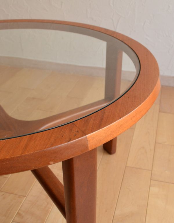 G-PLAN(Gプラン)　アンティーク家具　ビンテージのおしゃれな北欧家具、ガラス天板のコーヒーテーブル（Gプラン）。角が丸いので小さなお子様にも安全です。(k-1234-f)