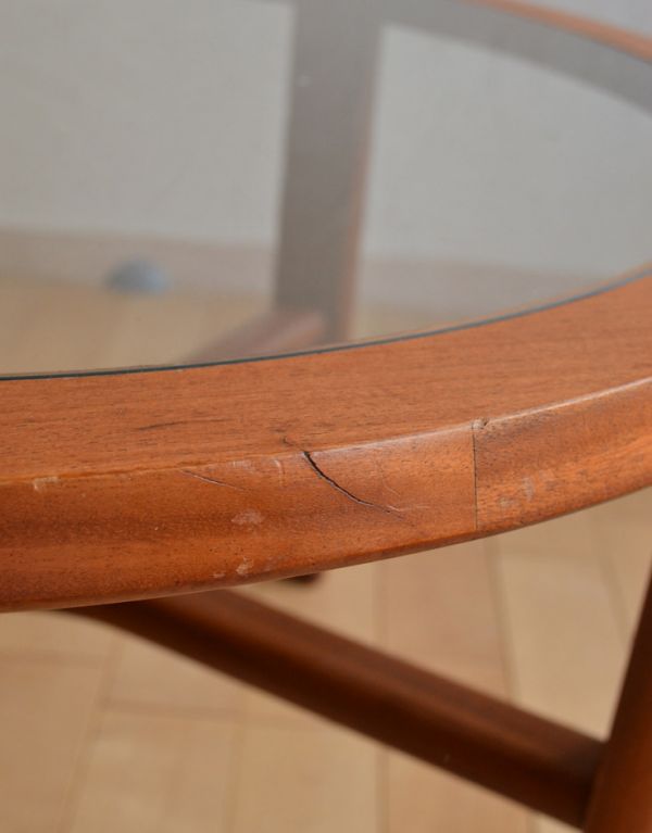 G-PLAN(Gプラン)　アンティーク家具　ビンテージのおしゃれな北欧家具、ガラス天板のコーヒーテーブル（Gプラン）。アンティークは新品ではないので、経年変化によるキズはありますが、専門の職人によって目立たないようにキレイにお直しをしています。(k-1234-f)