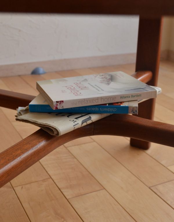 G-PLAN(Gプラン)　アンティーク家具　ビンテージのおしゃれな北欧家具、ガラス天板のコーヒーテーブル（Gプラン）。クロスになった脚元には、文庫本などが置いておけるのでとっても便利。(k-1234-f)