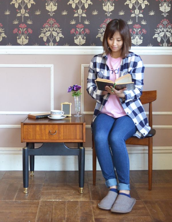 G-PLAN(Gプラン) アンティーク家具 寝室で使えるヴィンテージ家具、Gプランのサイドテーブル。ベッドやソファの横など、どこにでもちょこんと置けるコンパクトサイズで便利です。(k-1235-f)