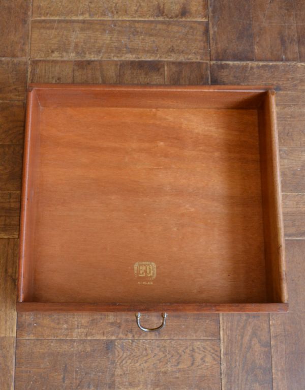 G-PLAN(Gプラン) アンティーク家具 寝室で使えるヴィンテージ家具、Gプランのサイドテーブル。引き出しが1杯付いています。(k-1235-f)