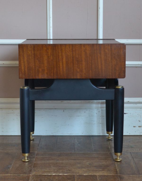 G-PLAN(Gプラン) アンティーク家具 寝室で使えるヴィンテージ家具、Gプランのサイドテーブル。サイドから見ても絵になります。(k-1235-f)