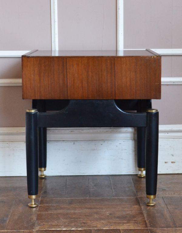 G-PLAN(Gプラン) アンティーク家具 寝室で使えるヴィンテージ家具、Gプランのサイドテーブル。しっかりメンテナンスしてあるので、裏側もキレイな状態です。(k-1235-f)