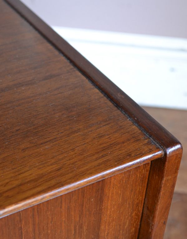 G-PLAN(Gプラン) アンティーク家具 寝室で使えるヴィンテージ家具、Gプランのサイドテーブル。角が丸くなっているので、小さなお子さまがいるお家でも安心してお使い頂けます。(k-1235-f)