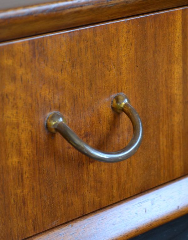 G-PLAN(Gプラン) アンティーク家具 寝室で使えるヴィンテージ家具、Gプランのサイドテーブル。引き出しの取っ手です。(k-1235-f)